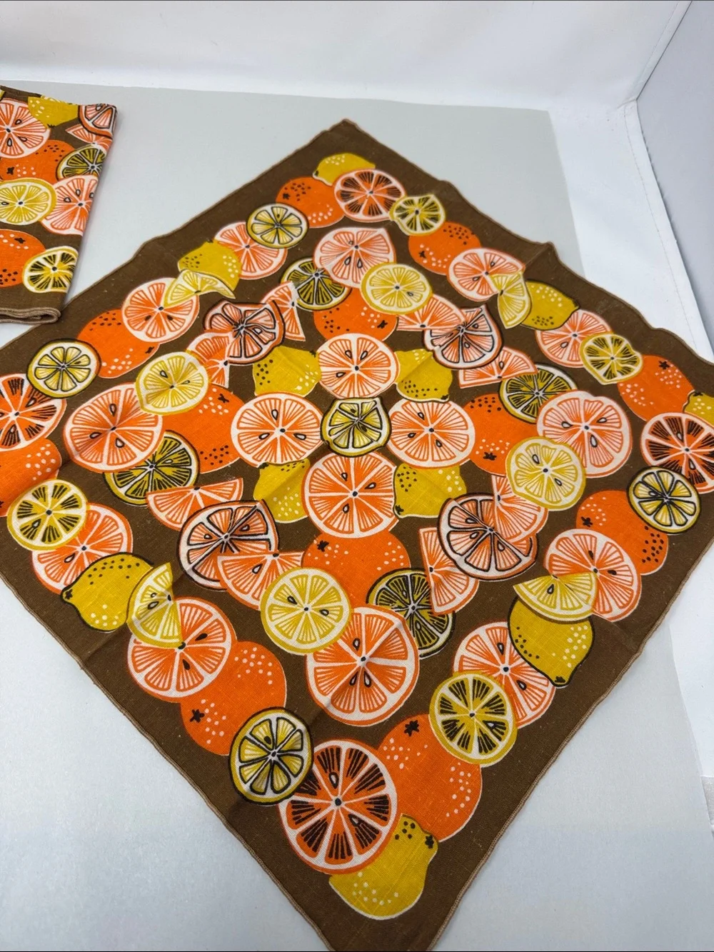 VINTAGE NAPKINS CITRUS PRINT BROWN BACKGROUND ORANGES LEMONS LOT OF 4 60S 70S